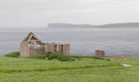 Ruined croft with Duncansby Head in the distance